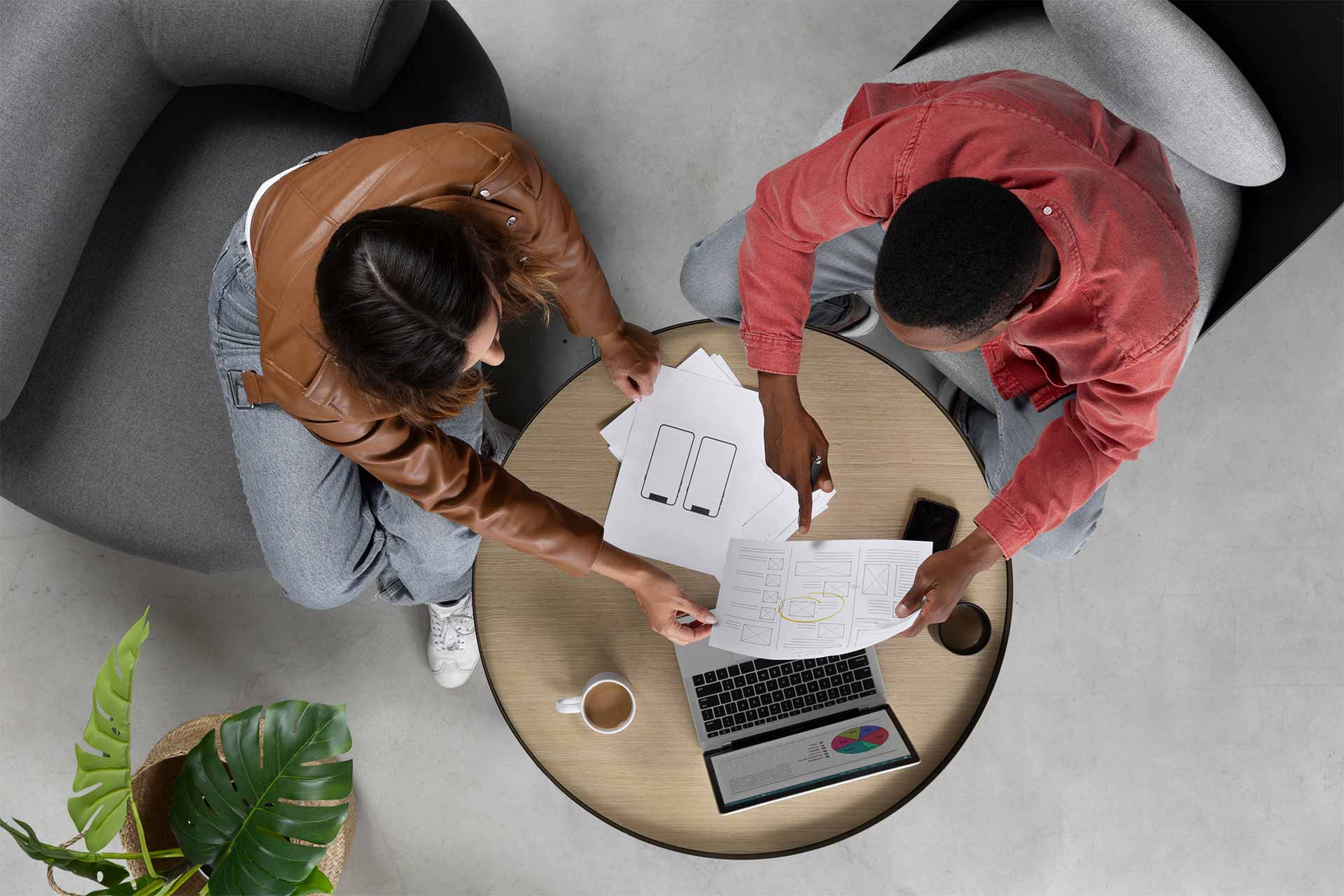Votiti aan het werk achter de laptop